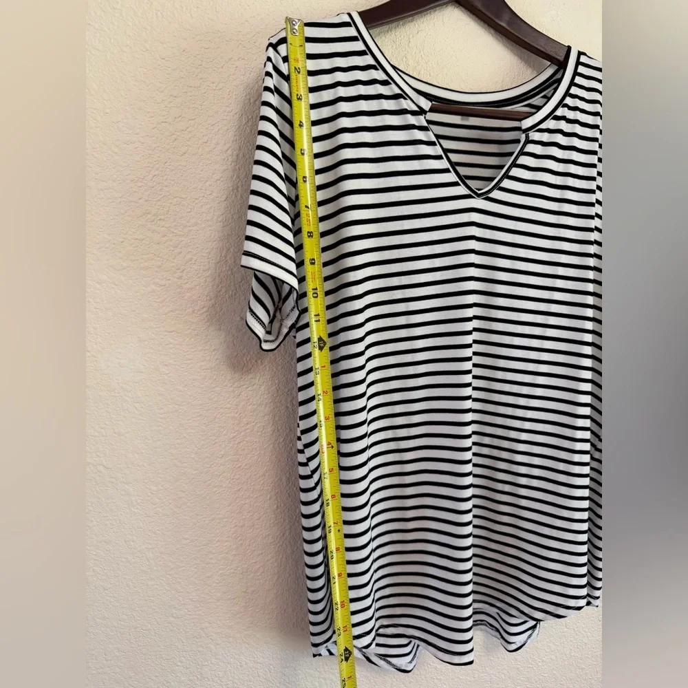 Black & White Striped V-Neck Tee – Size 2XL - Picture 6 of 9